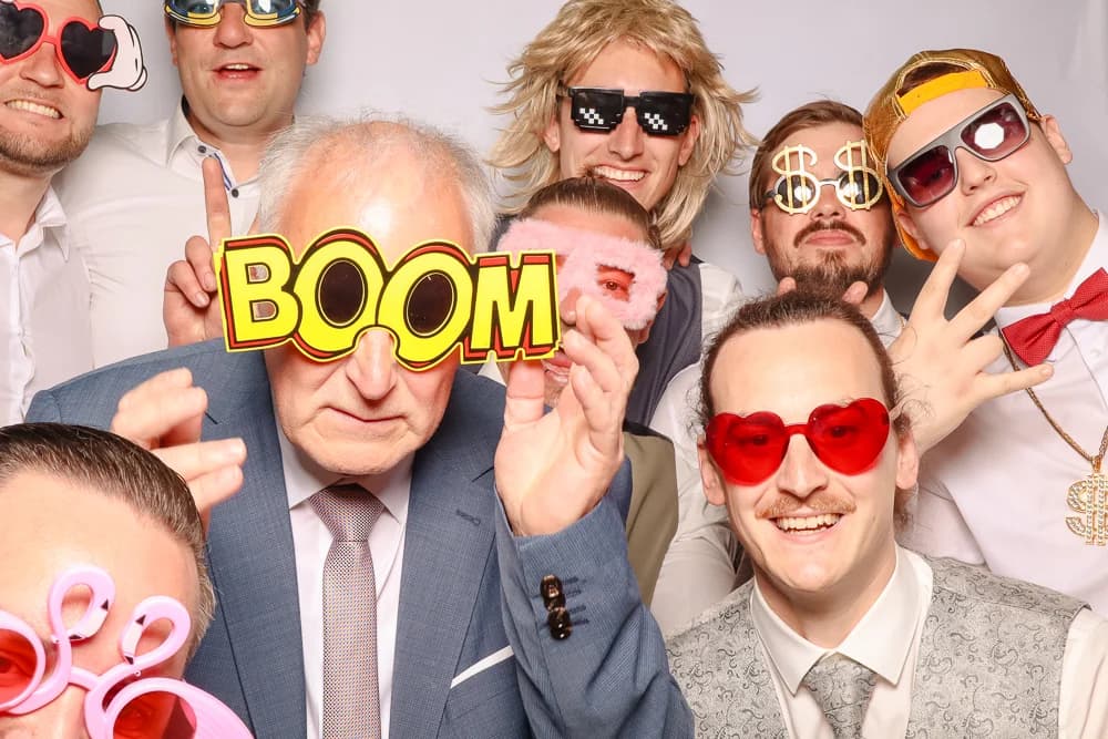 Gäste posieren in der Fotobox