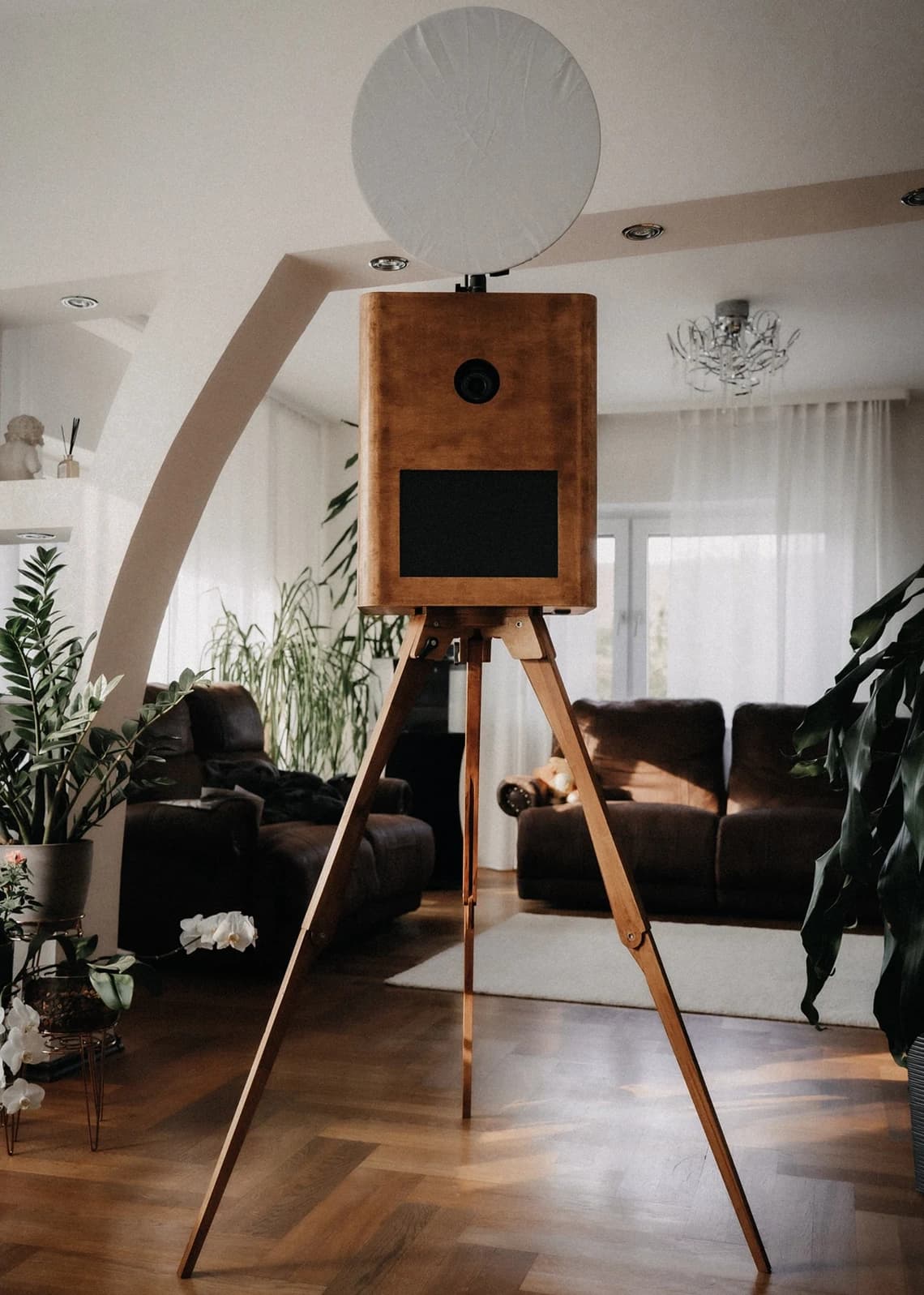 Vintage Fotobox in elegantem Wohnzimmer mit Holzboden
