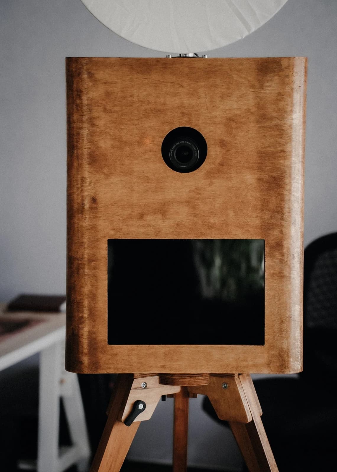 Nahaufnahme der Vintage Fotobox — Holzgehäuse mit Kamera-Linse
