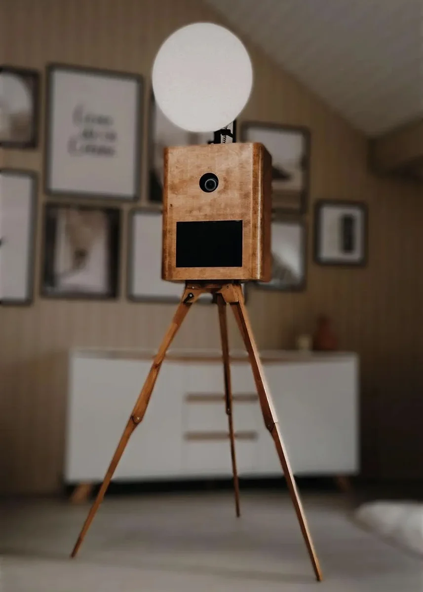 Vintage Fotobox mit Holzgehäuse, Studioblitz und Stativ