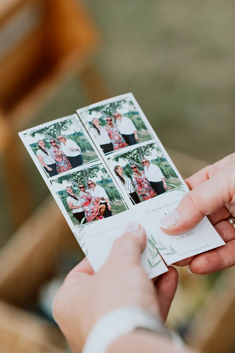 Fotobox Fotostreifen mit Gästen bei einer Hochzeit – hochwertige Erinnerungsfotos zum Ausdrucken, Fotobox mieten für Hochzeiten und Events in der Steiermark.