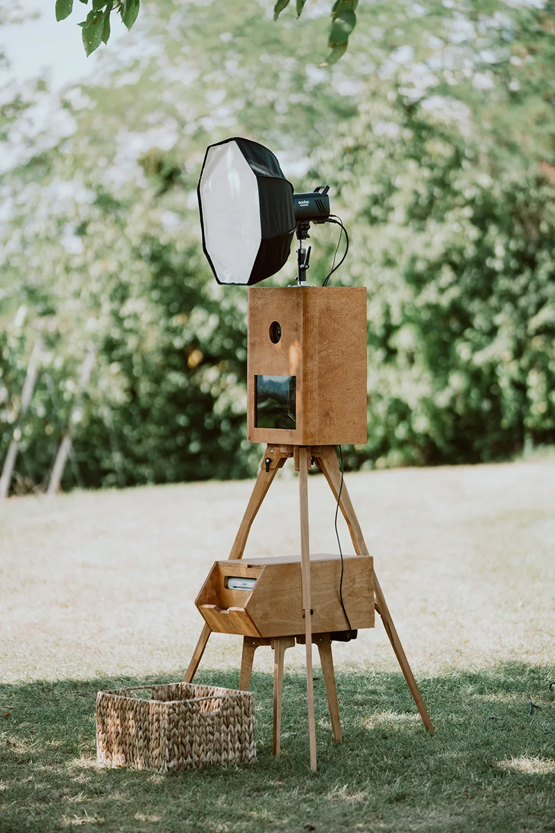 Vintage Fotobox mit professionellem Studioblitz und Sofortdrucker im Freien – Fotobox mieten für Hochzeiten und Events in der Steiermark.